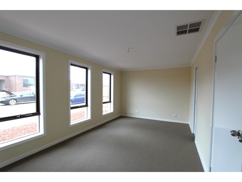 2/91 Longtree Drive, Melton VIC 3337