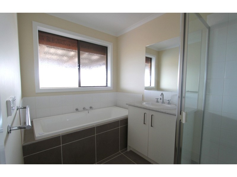 2/91 Longtree Drive, Melton VIC 3337