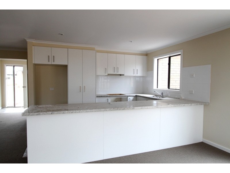 2/91 Longtree Drive, Melton VIC 3337