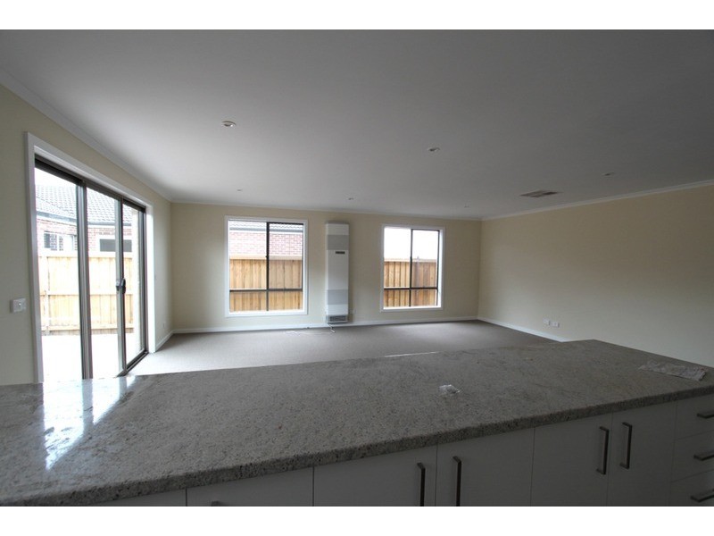 2/91 Longtree Drive, Melton VIC 3337