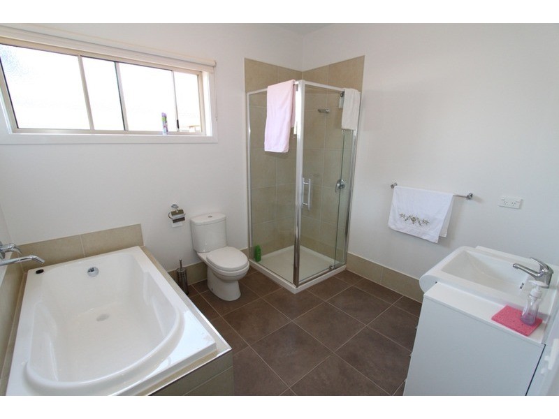 17 Longtree Drive, Melton West VIC 3337