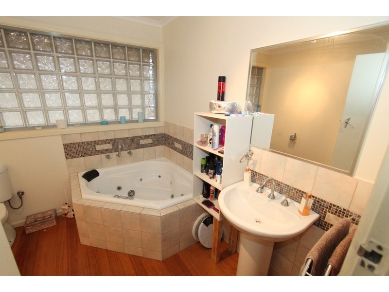 5 Falcon Drive, Melton VIC 3337