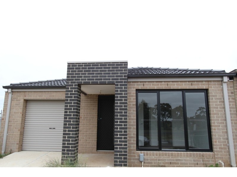 33 Lakewood Boulevard, Melton VIC 3337
