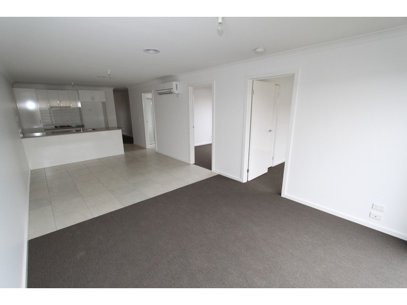 33 Lakewood Boulevard, Melton VIC 3337