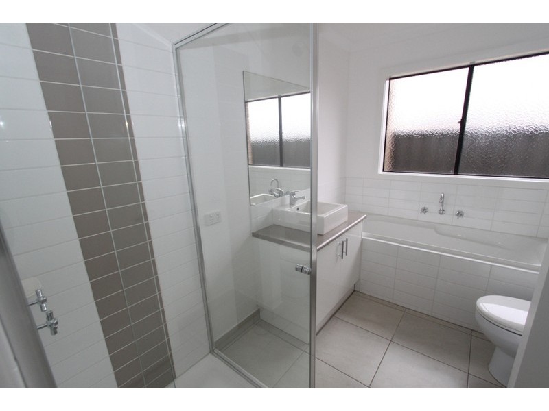 33 Lakewood Boulevard, Melton VIC 3337