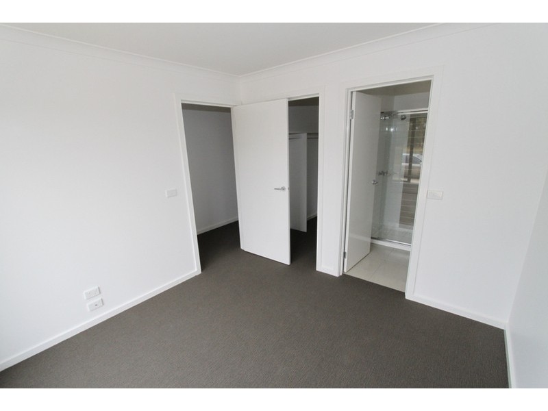 33 Lakewood Boulevard, Melton VIC 3337