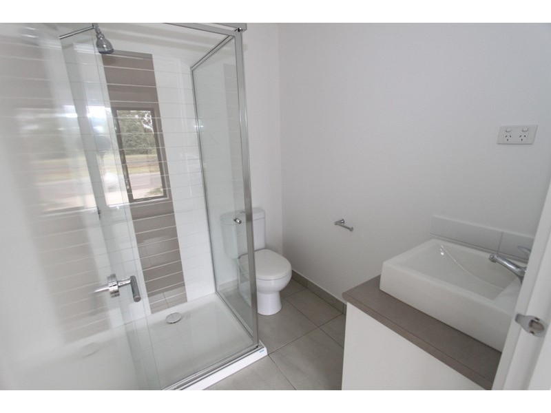 33 Lakewood Boulevard, Melton VIC 3337