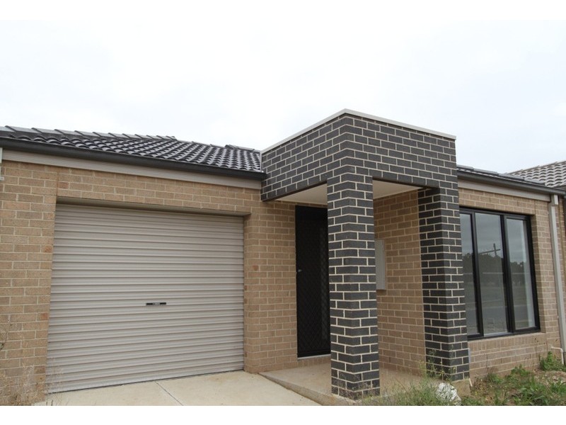 33 Lakewood Boulevard, Melton VIC 3337