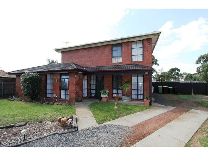 8 Grenville Place, Melton West VIC 3337