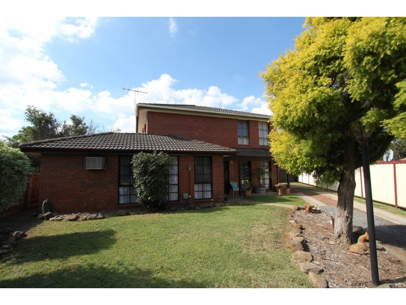 8 Grenville Place, Melton West VIC 3337
