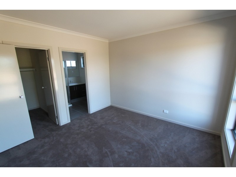 4/21-29 Lakewood Boulevard, Melton VIC 3337