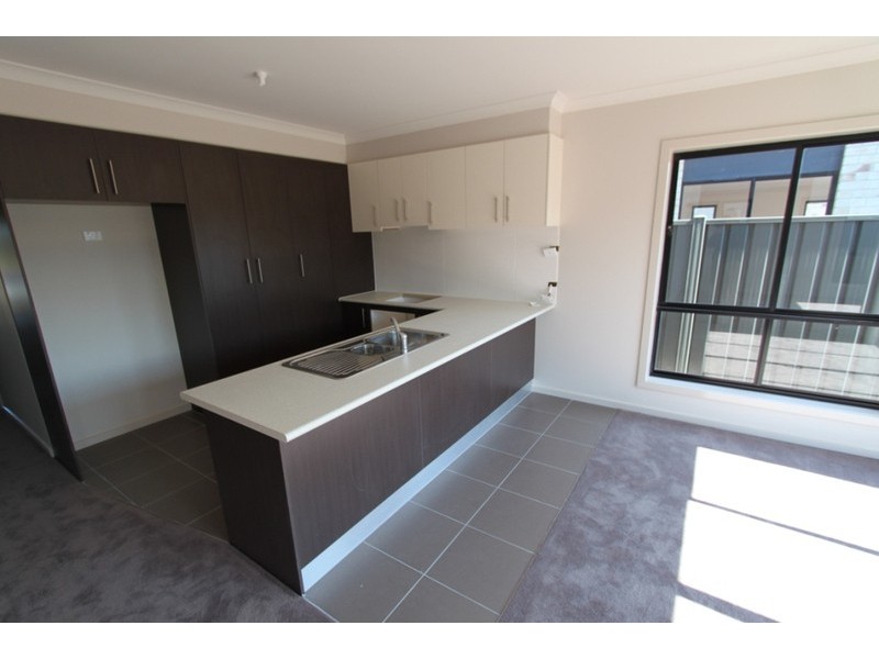 4/21-29 Lakewood Boulevard, Melton VIC 3337