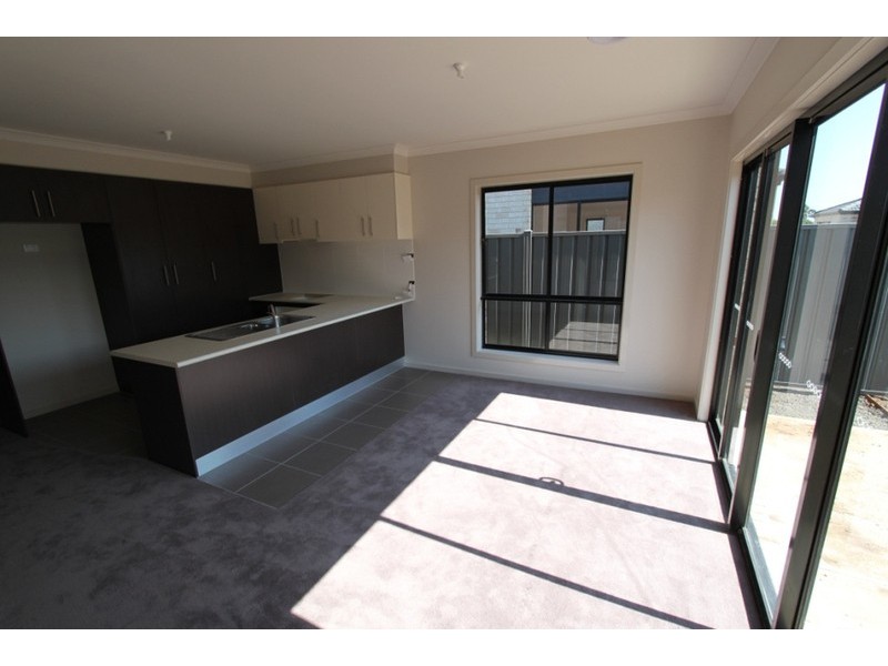 4/21-29 Lakewood Boulevard, Melton VIC 3337