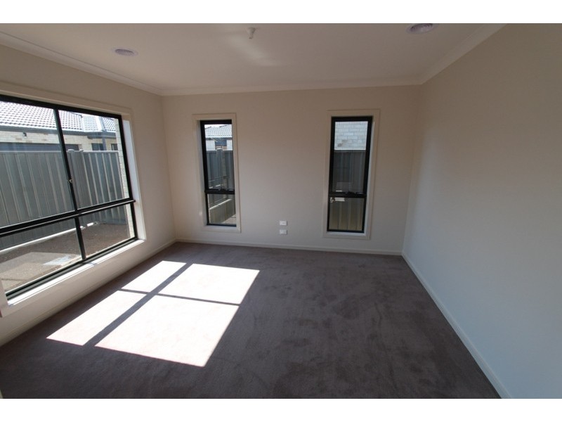 4/21-29 Lakewood Boulevard, Melton VIC 3337