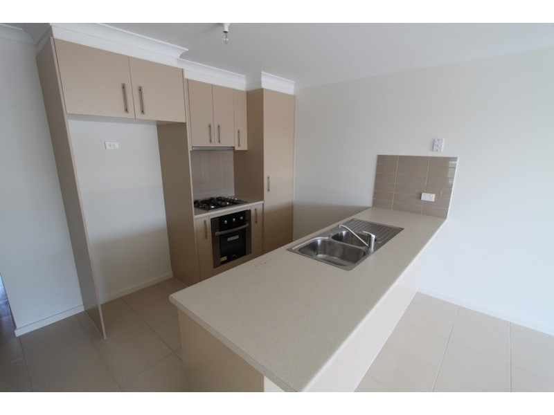 35 Lakewood Boulevard, Melton VIC 3337