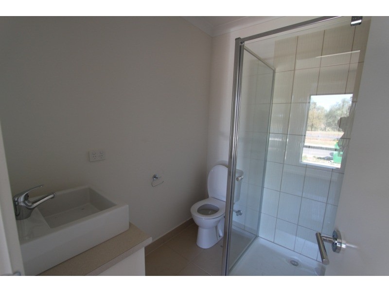 35 Lakewood Boulevard, Melton VIC 3337