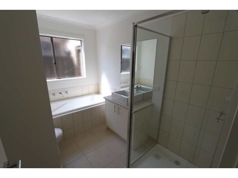 35 Lakewood Boulevard, Melton VIC 3337