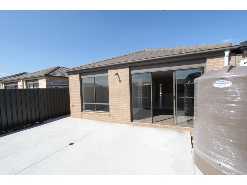 35 Lakewood Boulevard, Melton VIC 3337
