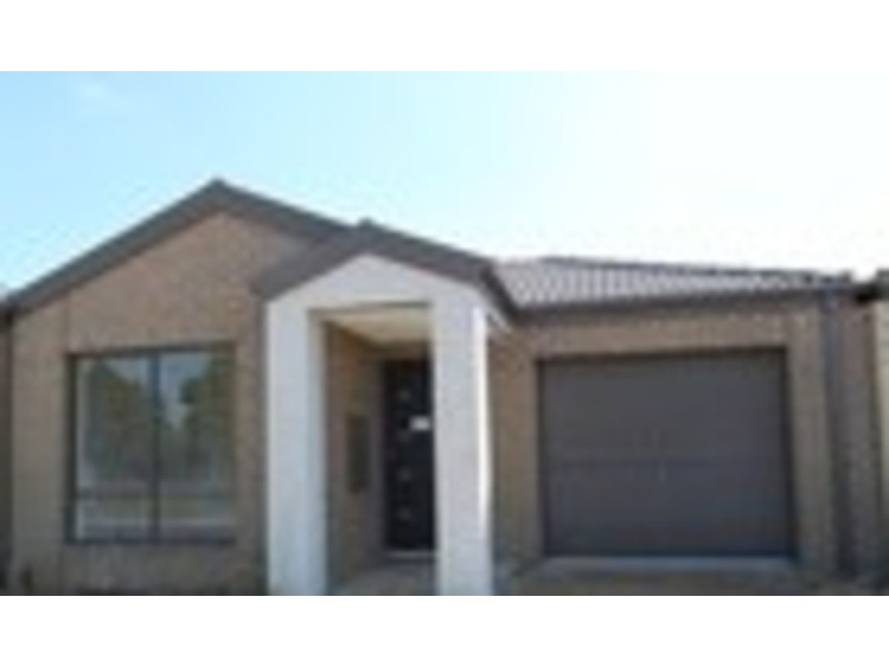 35 Lakewood Boulevard, Melton VIC 3337