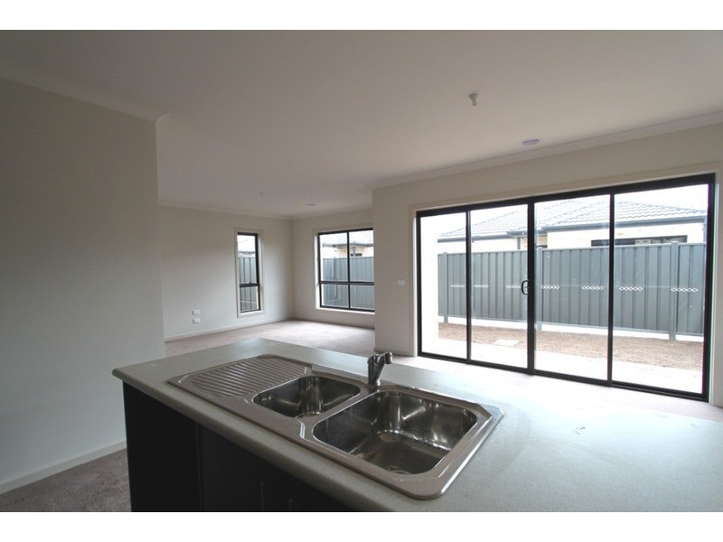 3/21-29 Lakewood Boulevard, Melton VIC 3337