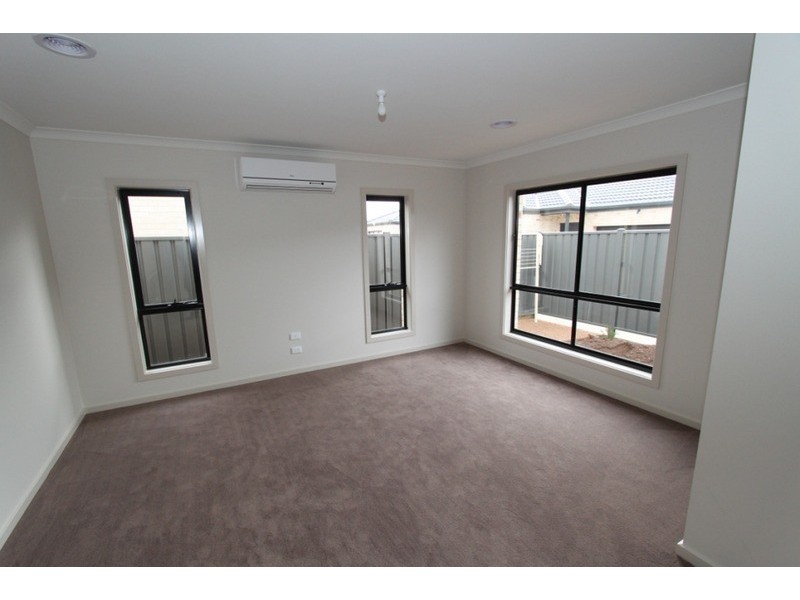 3/21-29 Lakewood Boulevard, Melton VIC 3337