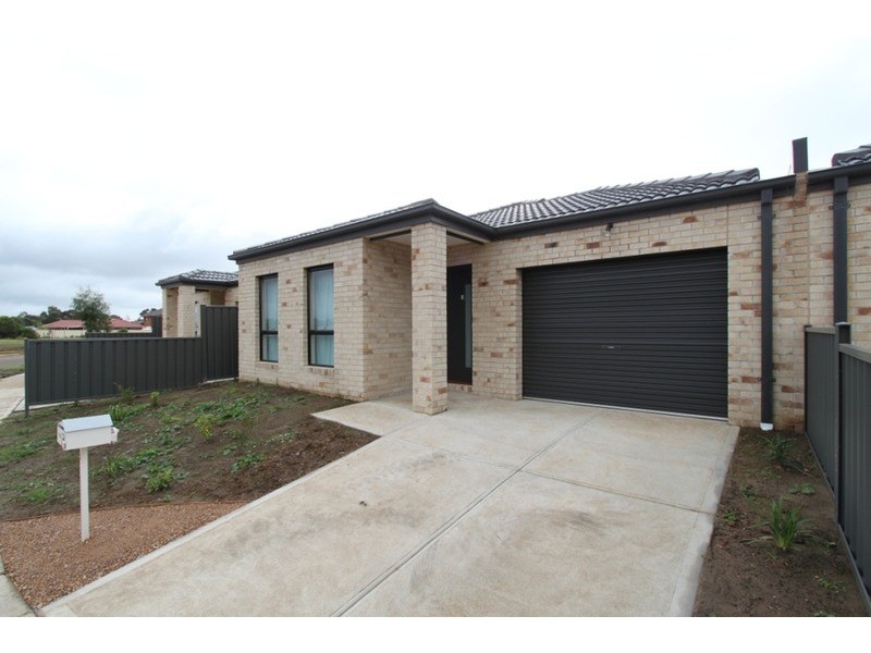 3/21-29 Lakewood Boulevard, Melton VIC 3337
