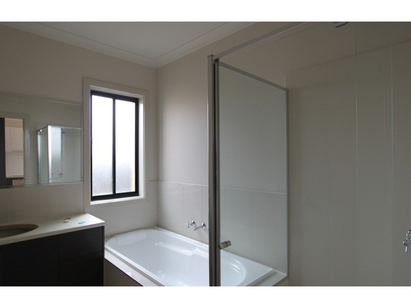 6/21-29 Lakewood Boulevard, Melton VIC 3337