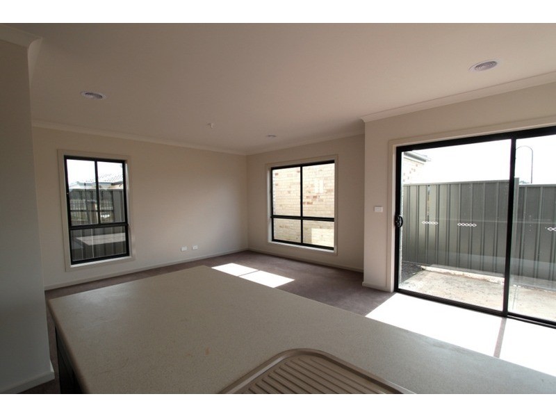 6/21-29 Lakewood Boulevard, Melton VIC 3337