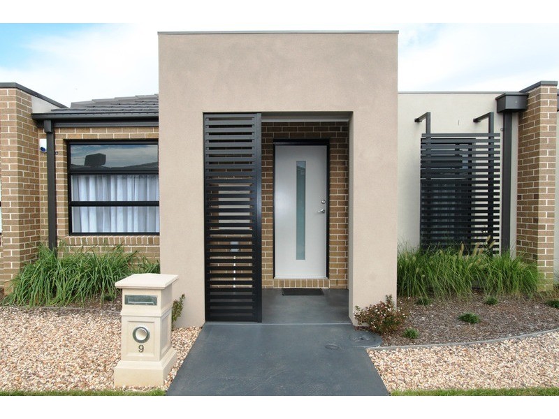 9 Peppermint Walk, Melton VIC 3337