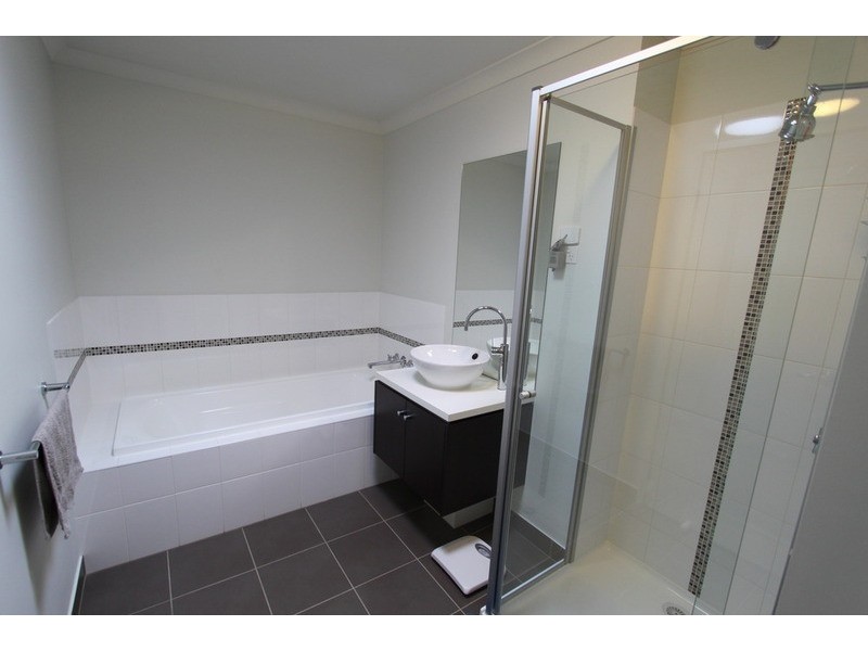 9 Peppermint Walk, Melton VIC 3337