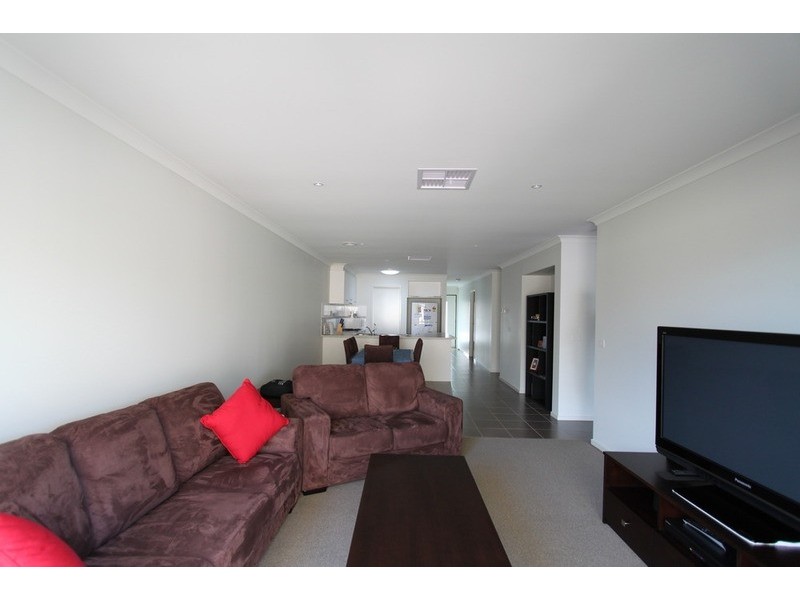 9 Peppermint Walk, Melton VIC 3337