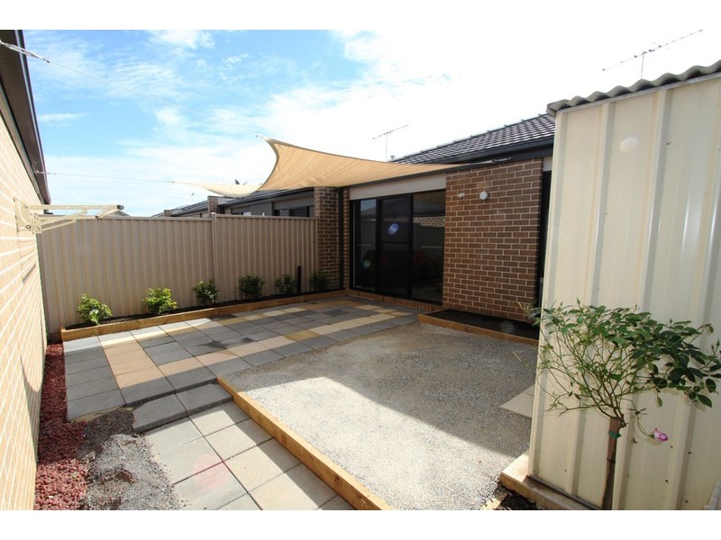 9 Peppermint Walk, Melton VIC 3337