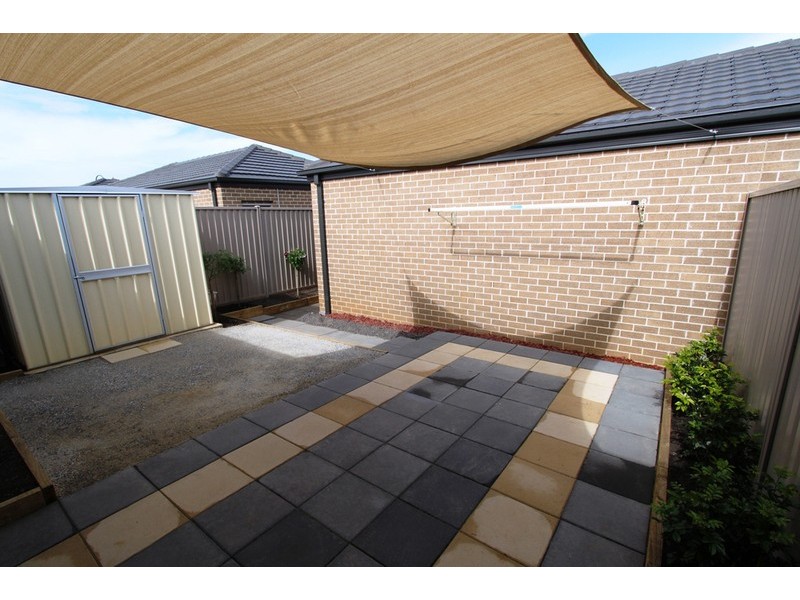 9 Peppermint Walk, Melton VIC 3337