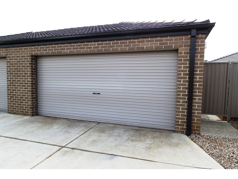 9 Peppermint Walk, Melton VIC 3337