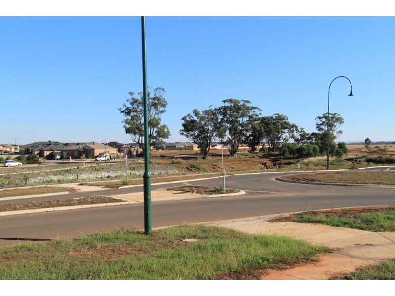 62 Arnolds Creek Boulevard, Melton West VIC 3337