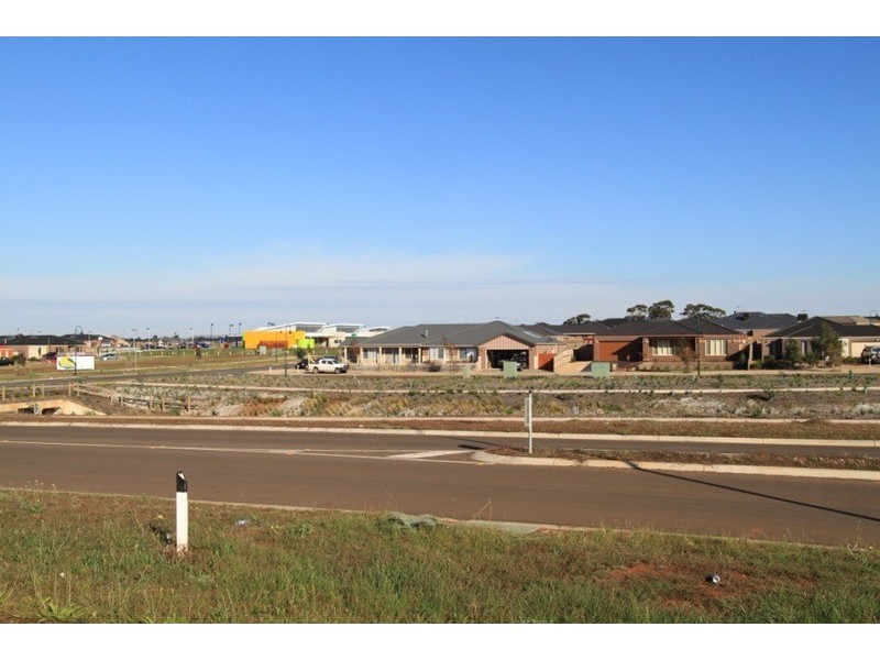 62 Arnolds Creek Boulevard, Melton West VIC 3337