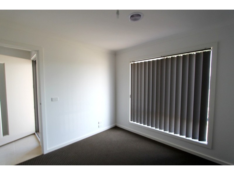 1 Poplar Circuit, Melton VIC 3337