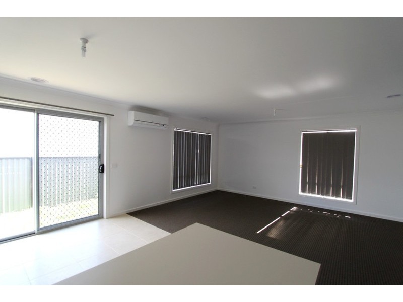 1 Poplar Circuit, Melton VIC 3337