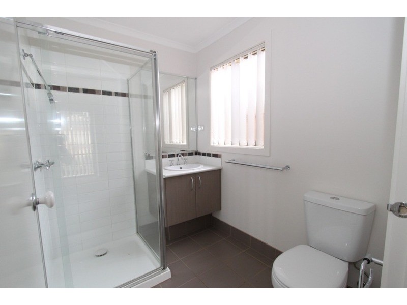 1&2/16 Linda Drive, Melton VIC 3337