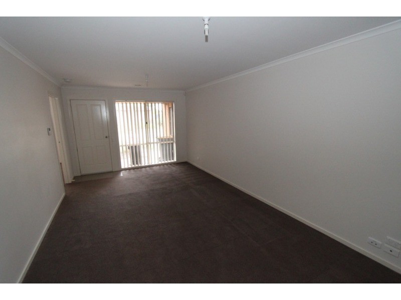 1&2/16 Linda Drive, Melton VIC 3337