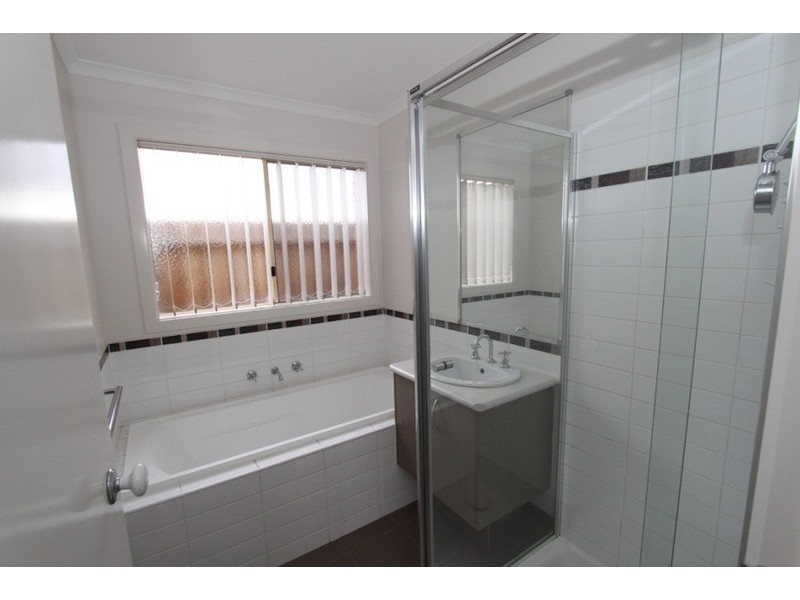 1&2/16 Linda Drive, Melton VIC 3337