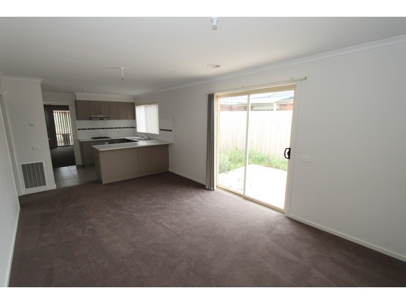 1&2/16 Linda Drive, Melton VIC 3337