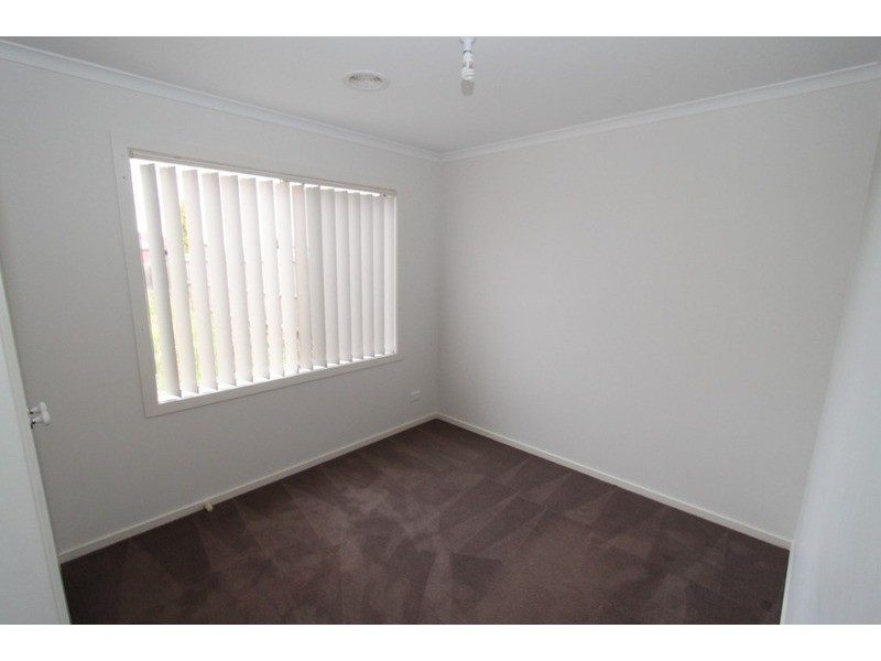 1&2/16 Linda Drive, Melton VIC 3337