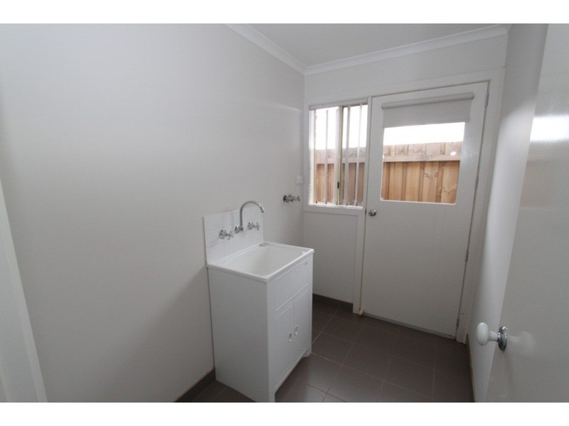 1&2/16 Linda Drive, Melton VIC 3337