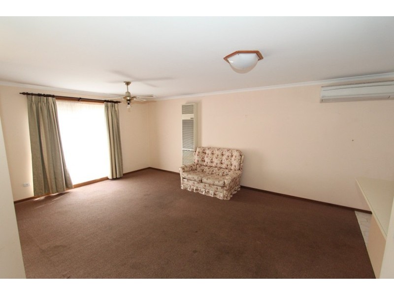 2/69-71 Barries Road, Melton VIC 3337