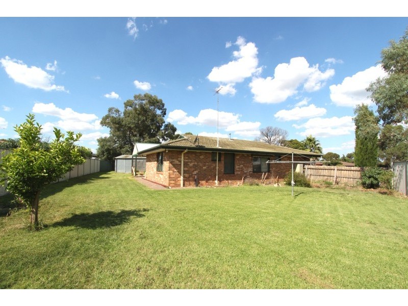 5 Kingsley Place, Melton West VIC 3337