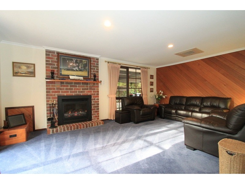 8 James Cook Drive, Melton West VIC 3337