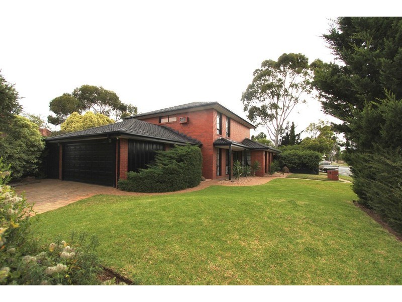 8 James Cook Drive, Melton West VIC 3337