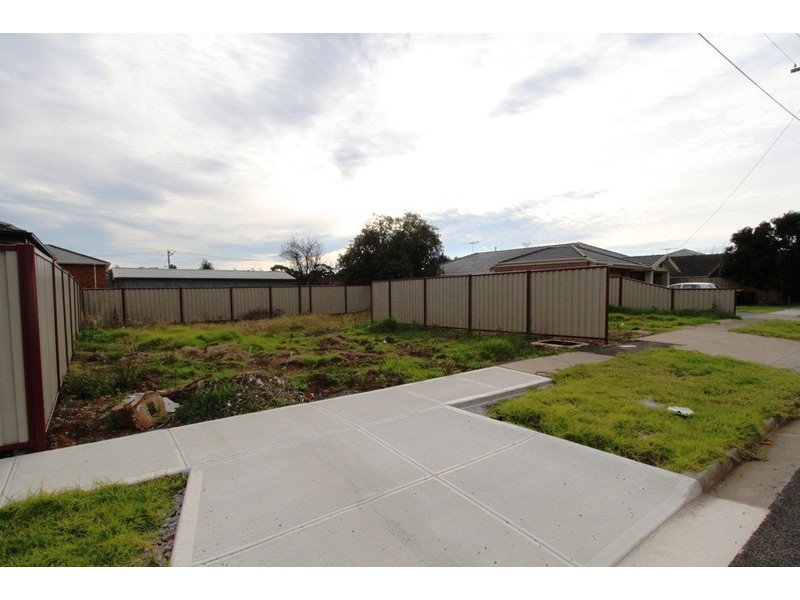 1A Marina Drive, Melton VIC 3337