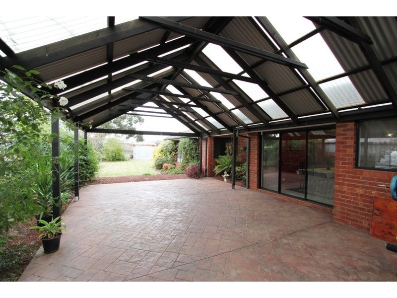 2 Anthony Court, Melton West VIC 3337